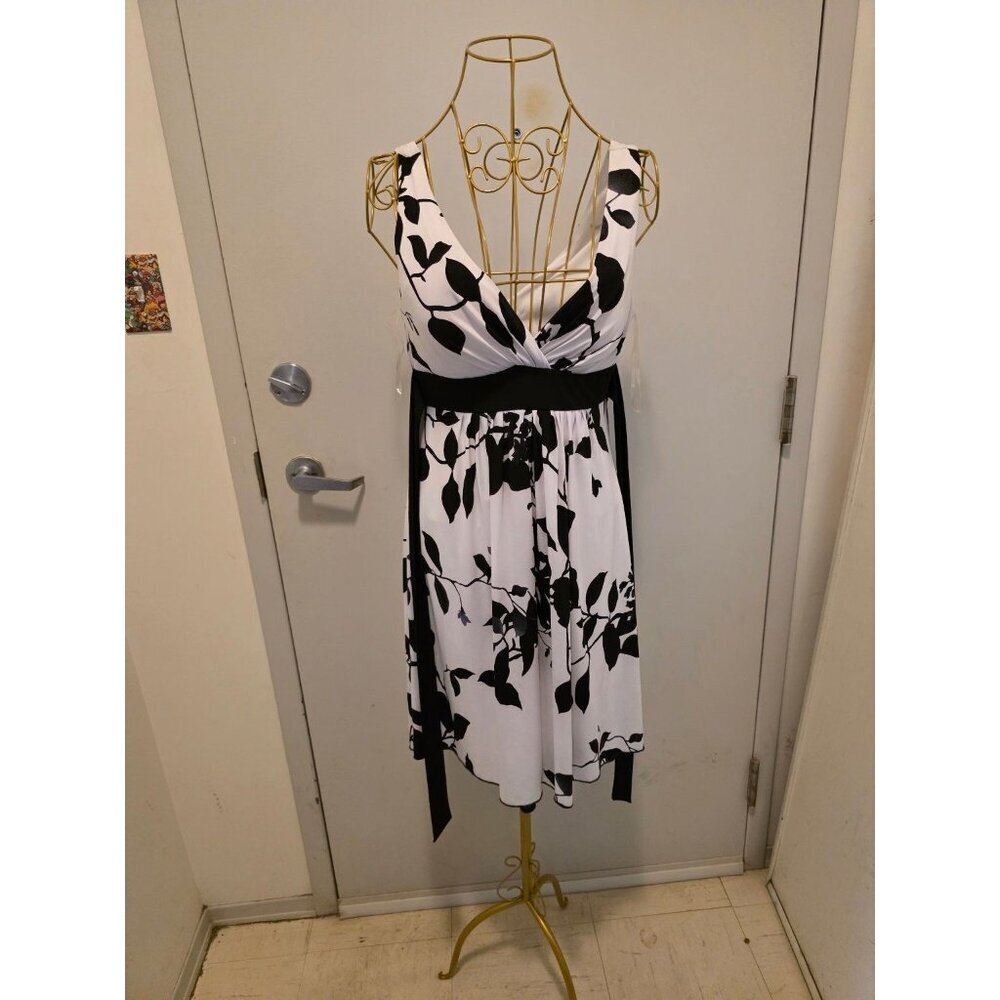 Speechless Black and White Floral Print Women's Dress Medium Sleeveless V-Neck
